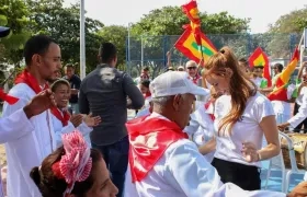 La Primera Dama del Distrito Silvana Puello durante los ensayos de la comparsa.