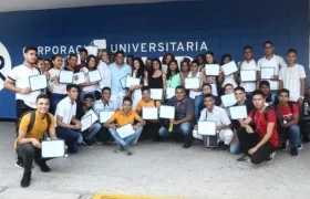 El Alcalde Rumenigge Monsalve con el grupo de beneficiarios.