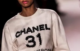 Modelo luciendo prenda de Chanel.