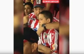 El tío narrándole el partido a su sobrino.