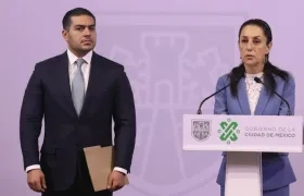 El titular de la Secretaría de Seguridad Ciudadana (SSC) de la Ciudad de México y la jefa de gobierno Claudia Sheinbaum (d),  durante una rueda de prensa en México.