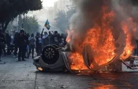 Quema de vehículos durante las protestas.