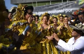  Zambyck Terán, con micrófono en mano, le pidió a su novia, Estefani Bossio Serje, que fuera su esposa.