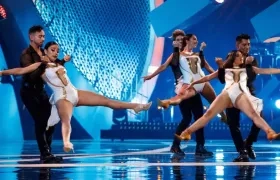 Presentación de bailarines durante el homenaje a Camilo Sesto.
