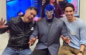 El luchador mexicano Blue Demon Jr. junto a los productores Eugenio Villamar y Dan Carrillo Levy.