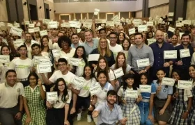 Alcalde con estudiantes del Distrito.