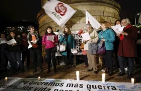 Simpatizantes del partido Fuerza Alternativa Revolucionaria del Común (FARC) protestan este martes contra el asesinato de exguerrilleros que se acogieron al acuerdo de paz y de los que han sido asesinados 186, en Bogotá.