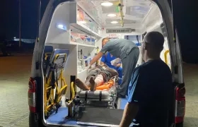 Pescador auxiliado por la Armada Nacional.