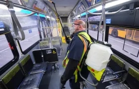 Un hombre fumiga dentro del transporte público en Seattle.