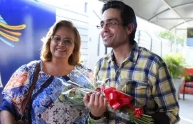 Martha Díaz y su hijo Andrés, quien llegó de China.