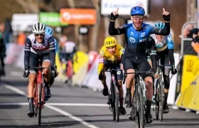 Giacomo Nizzolo se impone ten la meta. 