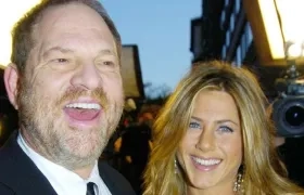 Harvey Weinstein y Jennifer Aniston en el estreno de 'Sin control' en 2005.