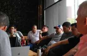 Trabajadores de la industria del espectáculo en medio de reunión.