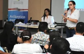 Las Secretarias de Educación, Catalina Ucrós, y de Agua Potable, Lady Ospina, socializando las medidas.