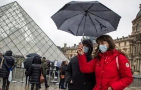 Afueras del museo Louvre en París.