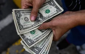 El precio del dólar sigue fluctuando.