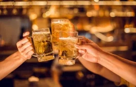 Los bares, discotecas y otros lugares de diversión favorecen la propagación del Covid-19.