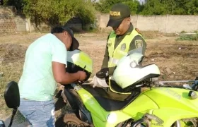 Un infractor firmando el comparendo.