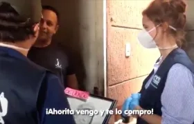 El Alcalde, Jaime Pumarejo; la primera dama, Silvana Puello Visbal y el pintor, Cristian Racedo.