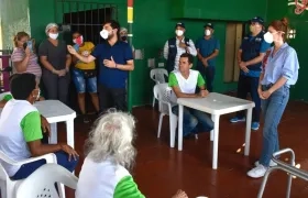 El Alcalde y la primera dama con los exhabitantes de la calle.