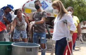 La Gobernadora Elsa Noguera supervisando el abastecimiento de agua.