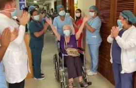 La turista agradeciendo al personal, que la despidió con una prolongada ovación.