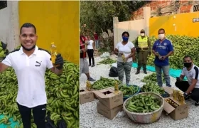 Alexis Castillo, con los guineos verdes que compró y el aceite que donó la Fundación Tecnoglass.
