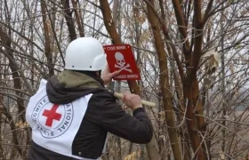 Personal del CICR señalizando área minada.