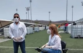 El Alcalde Alcalde Wilman Vargas Altahona y la Gobernadora Elsa Noguera, organizando la entrega de ayudas.