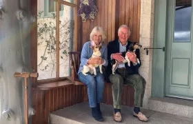 Fotografía facilitada por Clarense Hose del príncipe Carlos y su esposa Camila, la duquesa de Cornualles, en su residencia de Birkhall (Escocia).