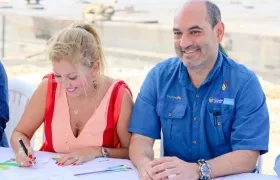 La presidenta de Findeter, Sandra Gómez Arias, y el Director de Cormagdalena, Pedro Pablo Jurado, firmando el contrato.