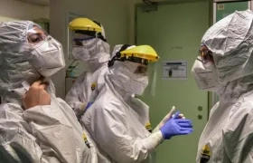 Personal médico en un hospital de Milán.