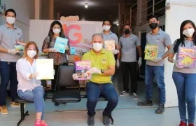 La Gobernadora destacó el apoyo de la empresa privada con la donación de material educativo.