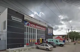 Fachada del supermercado atracado en la noche del sábado.