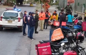 La patrulla de Reacción Inmediata con un grupo de domiciliarios.