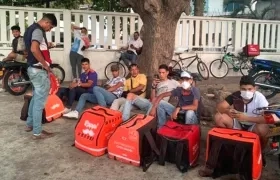 Mensajeros agrupados sin las mínimas precauciones.