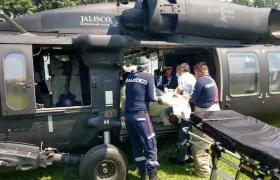 Paramédicos trasladando a personas intoxicadas.