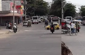 Buses de las dos empresas en la carrera 38 entre calles 33 y 35.
