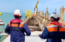 Técnicos de la Dimar en plena labor.