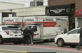 Personal del Departamento de Salud acudió al lugar junto con la Policía, que cerró la calle frente a la funeraria Andrew T. Cleckley Funeral Services.