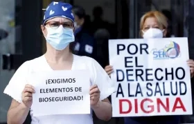 Una trabajadora de la salud pide elementos de bioseguridad para su labor.