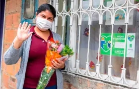 Madres comunitarias de Bogotá recibieron flores.