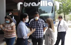 La gobernadora recibiendo a estudiantes.