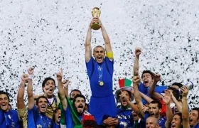 El italiano Fabio Cannavaro levantando la copa.