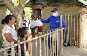 Entrega de ayudas alimentarias en el municipio de Juan de Acosta.