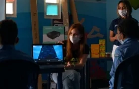 La primera dama, Silvana Puello, realiza la entrega de la dotación.