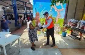 Momento de la entrega de la ayuda humanitaria.