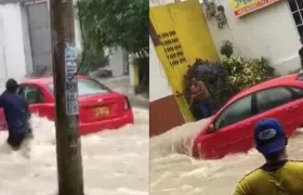 En este video cortesía de Jesús Lara se observa cómo fue rescatado el vehículo.
