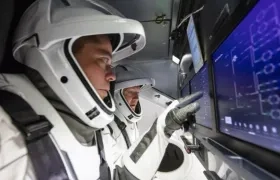  Los astronautas de la NASA Douglas Hurley (al fondo) y Robert Behnken (delante).