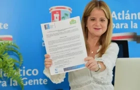 La Gobernadora Elsa Noguera exhibiendo el convenio.